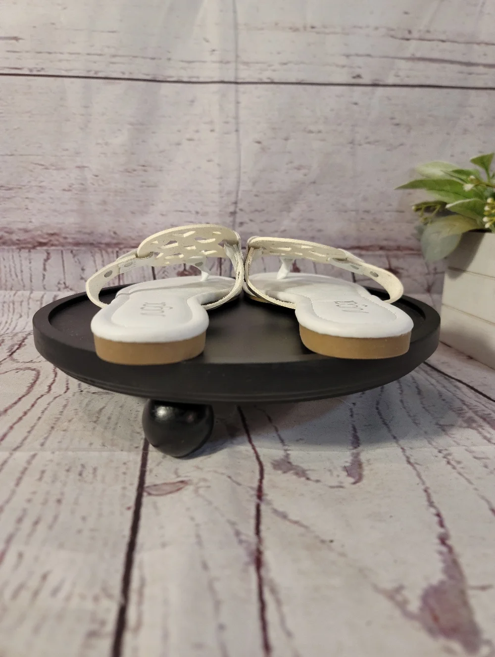 Sugar Clarissa Women's Medallion Cutout Thong Sandals - White - Size 8M - NWOT - Picture 5 of 8
